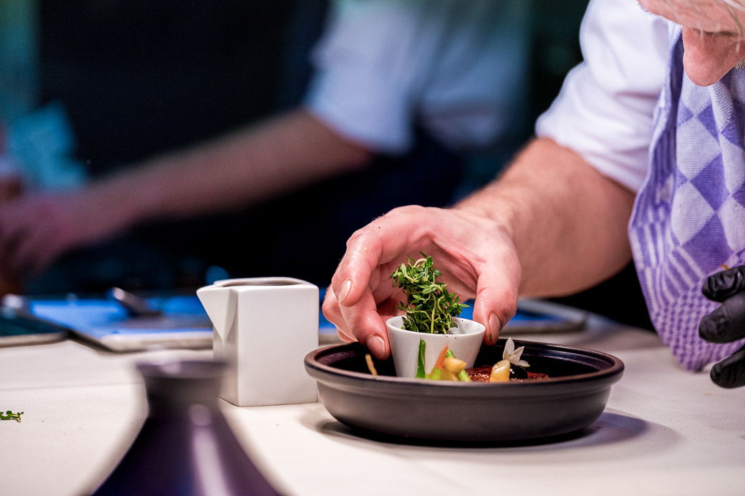 https://hungryformore.be/app/uploads/2024/12/kommilfoo-antwerp-kitchen-team-plating-dishes.jpg