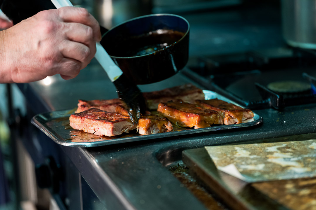 https://hungryformore.be/app/uploads/2024/12/kommilfoo-antwerp-kitchen-team-preparing-pork-belly.jpg