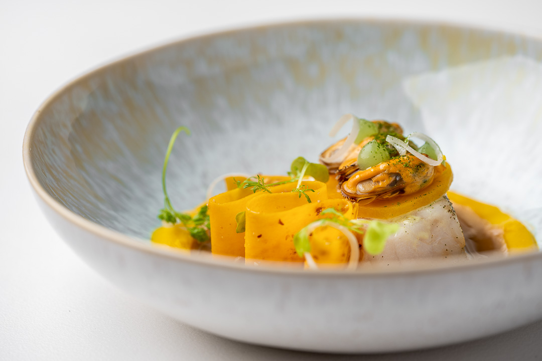 https://hungryformore.be/app/uploads/2024/12/kommilfoo-antwerp-mussels-and-plaice-side-view.jpg