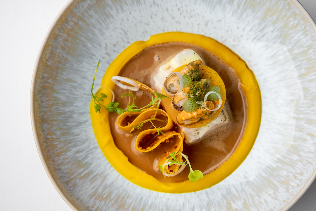 https://hungryformore.be/app/uploads/2024/12/kommilfoo-antwerp-mussels-and-plaice-top-view.jpg