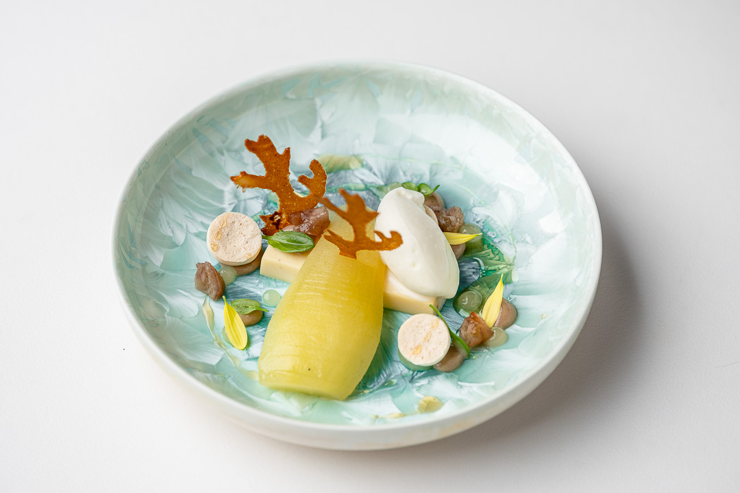 https://hungryformore.be/app/uploads/2024/12/kommilfoo-antwerp-pear-dessert.jpg