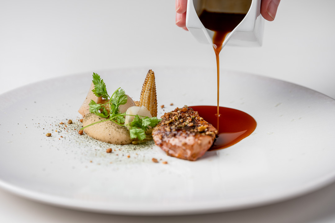 https://hungryformore.be/app/uploads/2024/12/kommilfoo-antwerp-sauce-being-poured-over-partridge.jpg