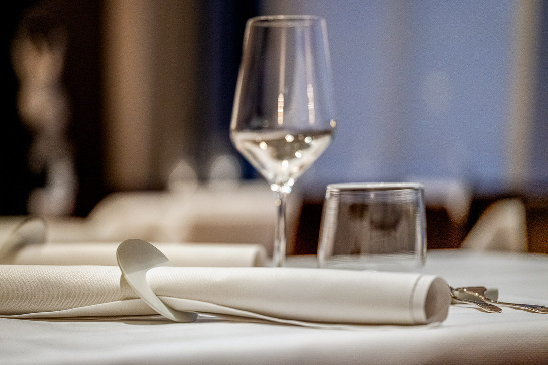 https://hungryformore.be/app/uploads/2024/12/kommilfoo-antwerp-set-table-with-a-wine-glass.jpg