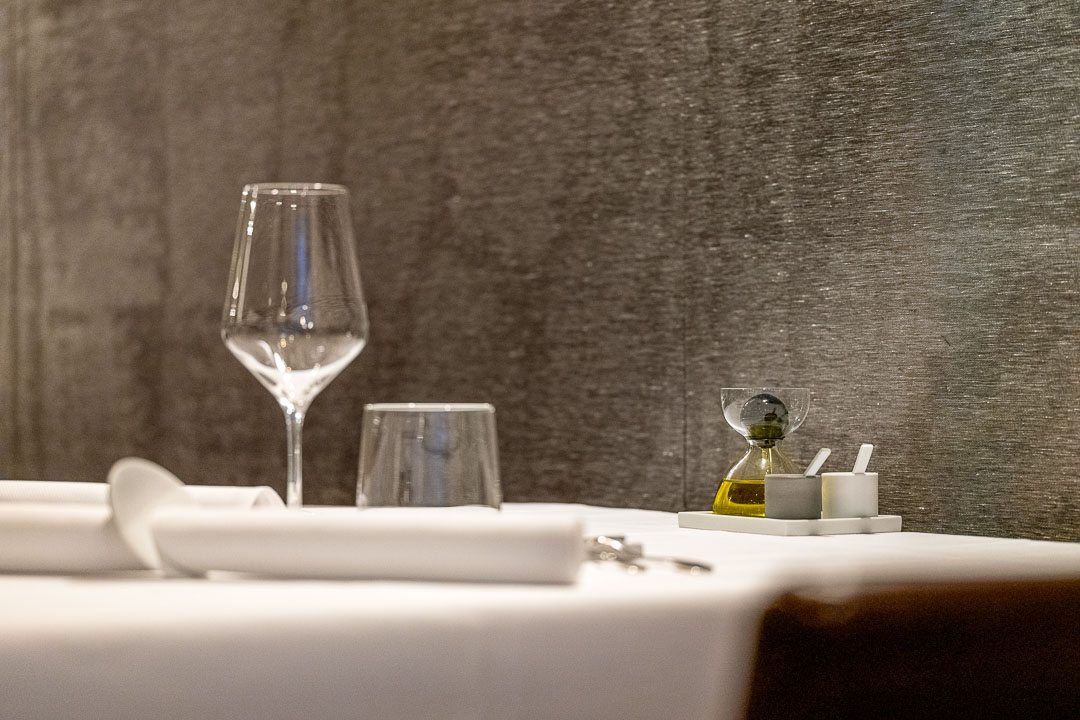 https://hungryformore.be/app/uploads/2024/12/kommilfoo-antwerp-table-setting-detail.jpg