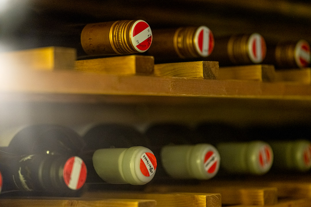 https://hungryformore.be/app/uploads/2024/12/kommilfoo-antwerp-wine-bottles.jpg