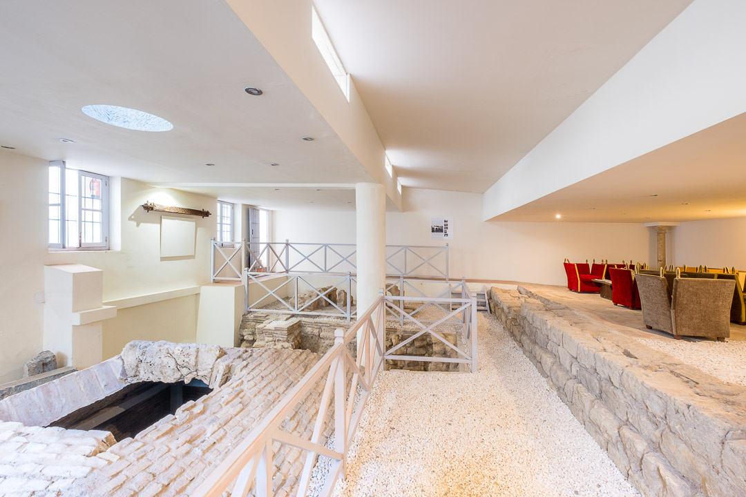 https://hungryformore.be/app/uploads/2024/12/las-casas-de-la-juderia-cordoba-archaeological-remains.jpg