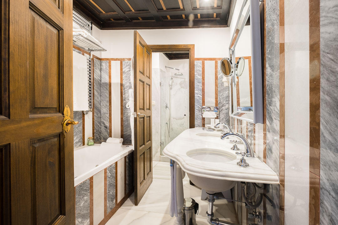 https://hungryformore.be/app/uploads/2024/12/las-casas-de-la-juderia-cordoba-bathroom.jpg