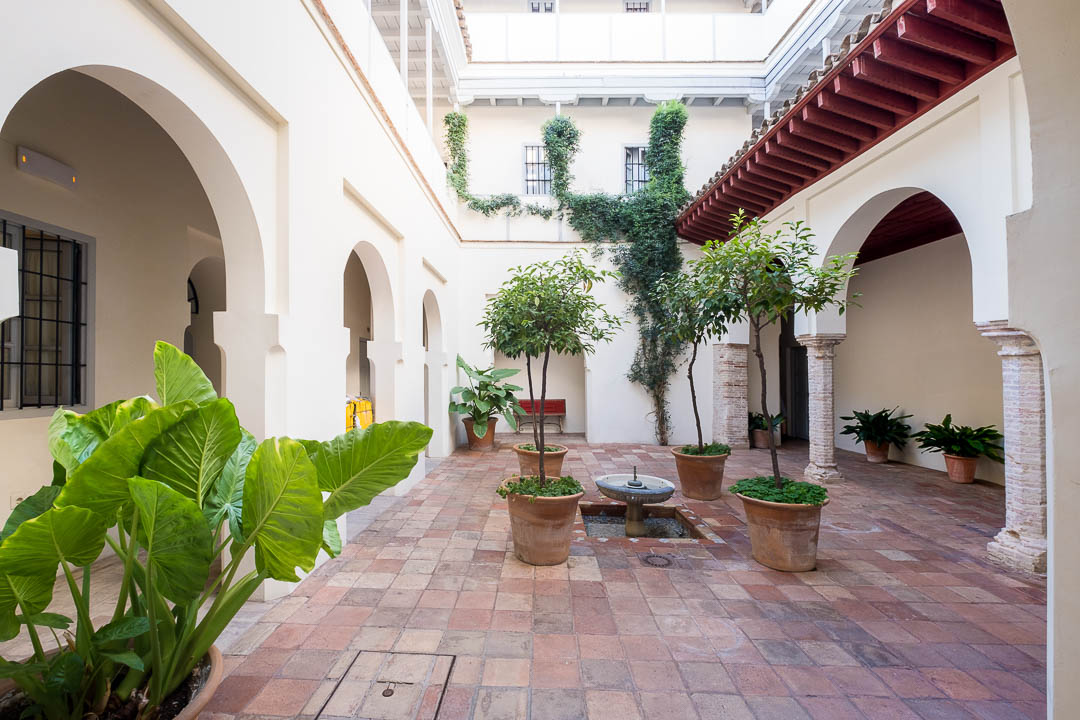 https://hungryformore.be/app/uploads/2024/12/las-casas-de-la-juderia-cordoba-courtyard-with-arches.jpg