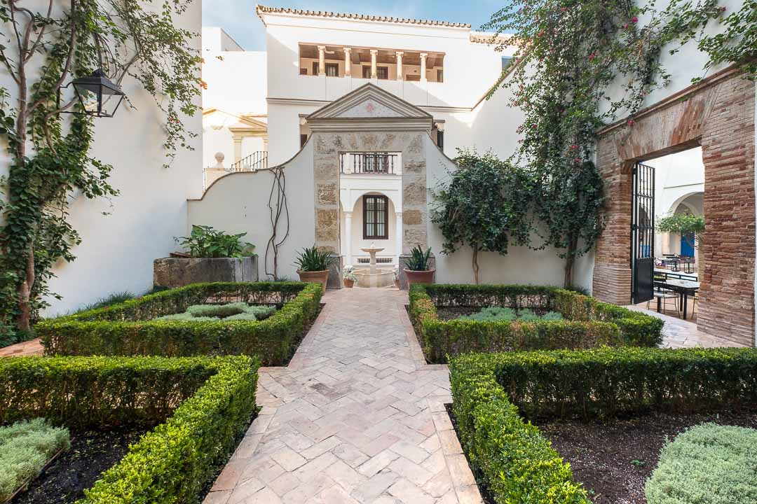 https://hungryformore.be/app/uploads/2024/12/las-casas-de-la-juderia-cordoba-entrance-garden.jpg