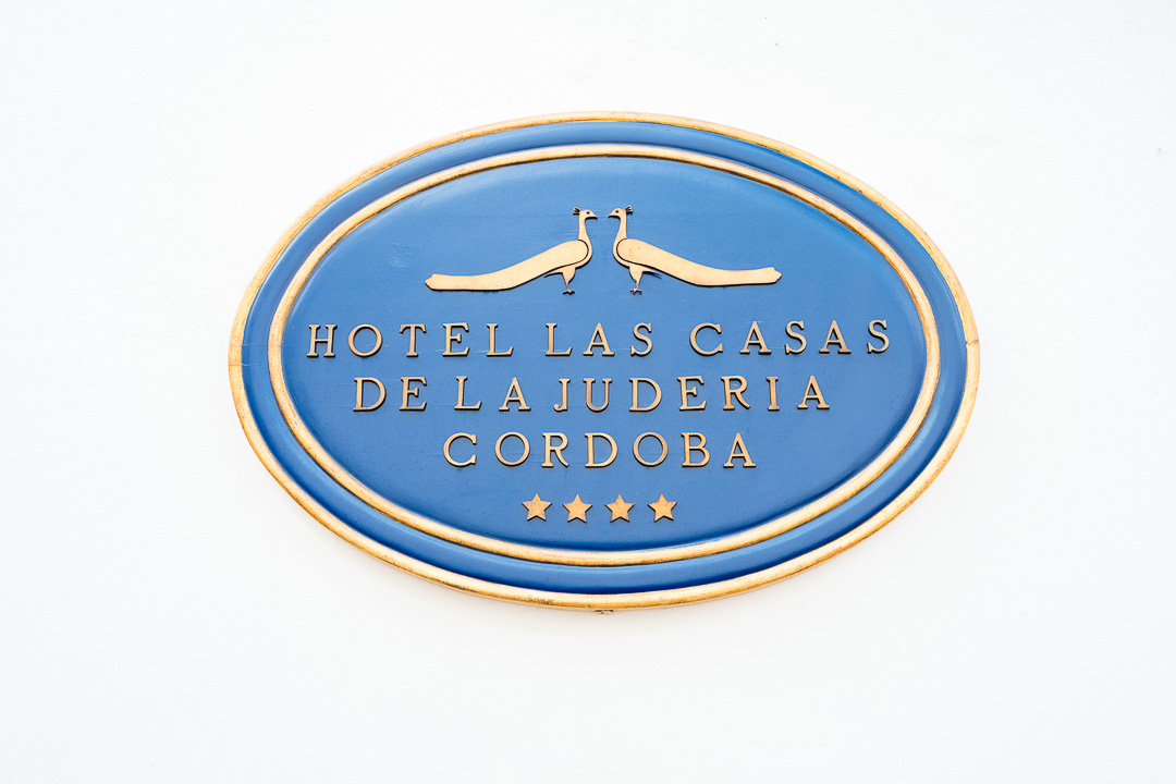 https://hungryformore.be/app/uploads/2024/12/las-casas-de-la-juderia-cordoba-hotel-sign.jpg