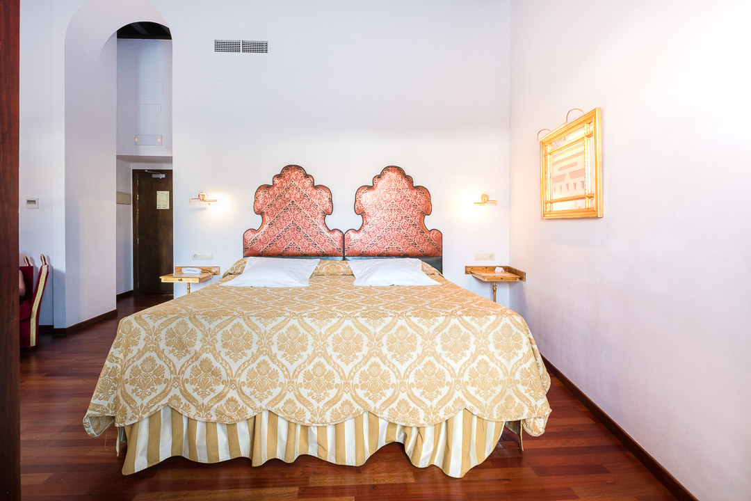 https://hungryformore.be/app/uploads/2024/12/las-casas-de-la-juderia-cordoba-room-with-double-bed.jpg