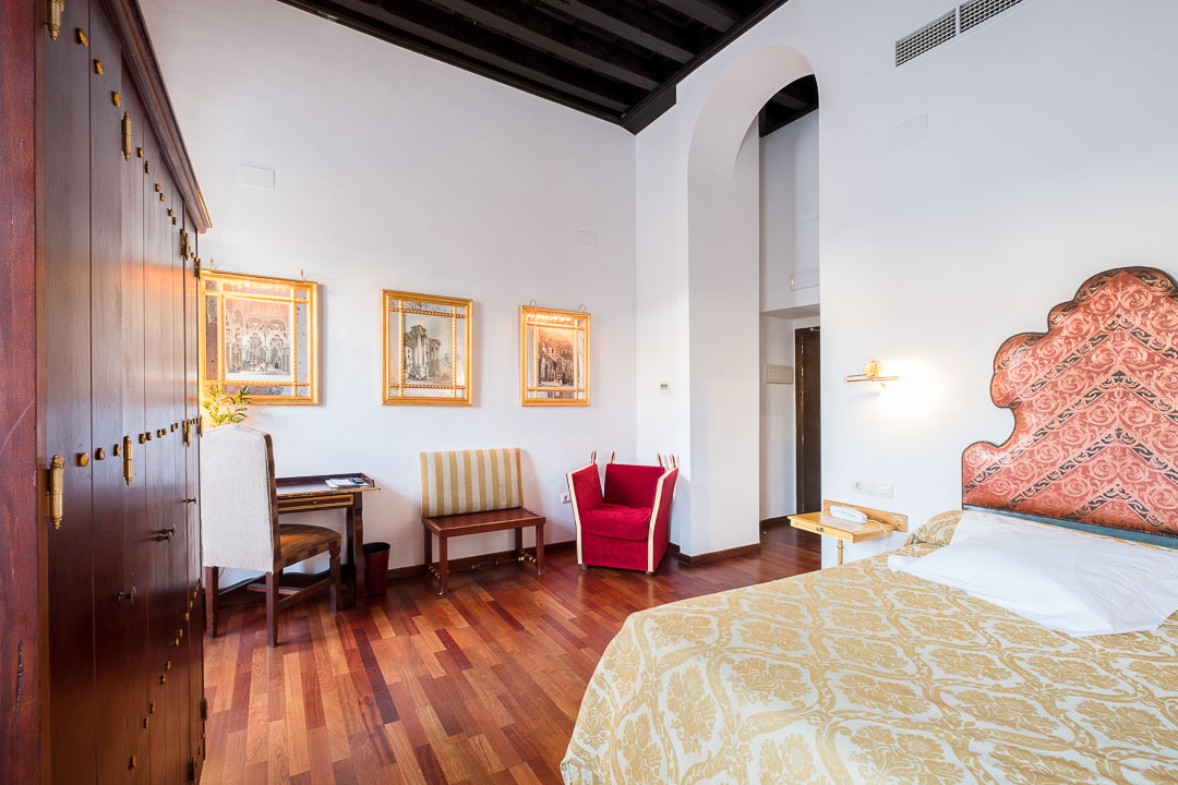 https://hungryformore.be/app/uploads/2024/12/las-casas-de-la-juderia-cordoba-room-with-sitting-area.jpg