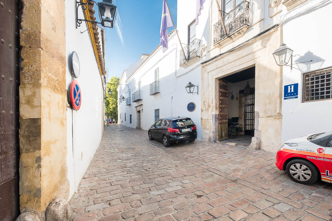 https://hungryformore.be/app/uploads/2024/12/las-casas-de-la-juderia-cordoba-street-in-front-of-the-hotel.jpg