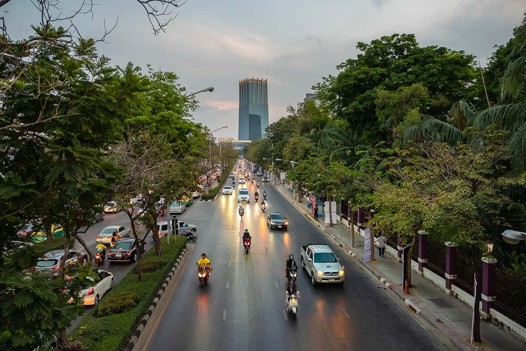 https://hungryformore.be/app/uploads/2024/12/sukhothai-bangkok-avenue-at-dusk.jpg
