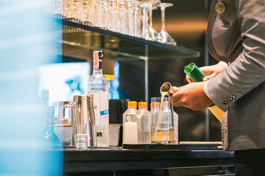 https://hungryformore.be/app/uploads/2024/12/sukhothai-bangkok-bartender-at-the-bar.jpg