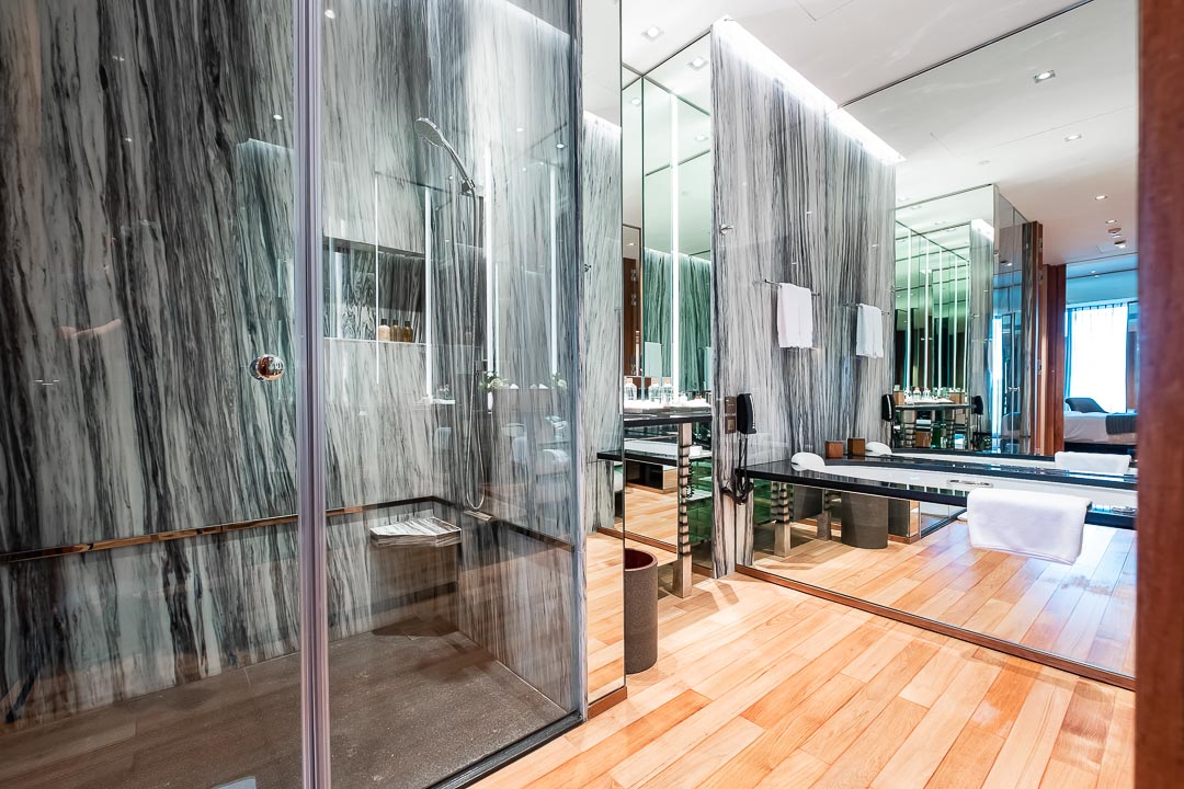 https://hungryformore.be/app/uploads/2024/12/sukhothai-bangkok-bathroom-with-glass-shower.jpg
