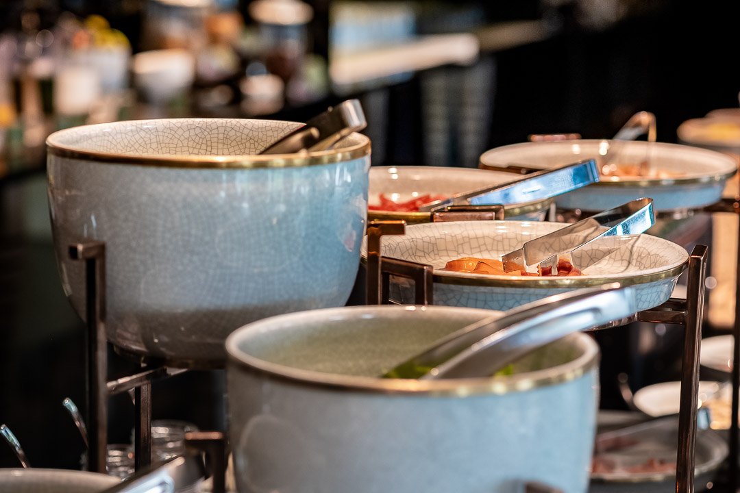 https://hungryformore.be/app/uploads/2024/12/sukhothai-bangkok-breakfast-buffet-pots.jpg