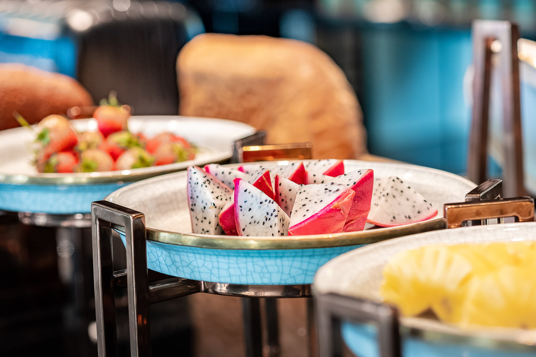 https://hungryformore.be/app/uploads/2024/12/sukhothai-bangkok-breakfast-buffet.jpg