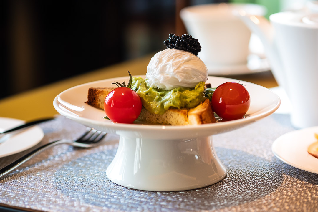 https://hungryformore.be/app/uploads/2024/12/sukhothai-bangkok-breakfast-toast-with-tomatoes.jpg