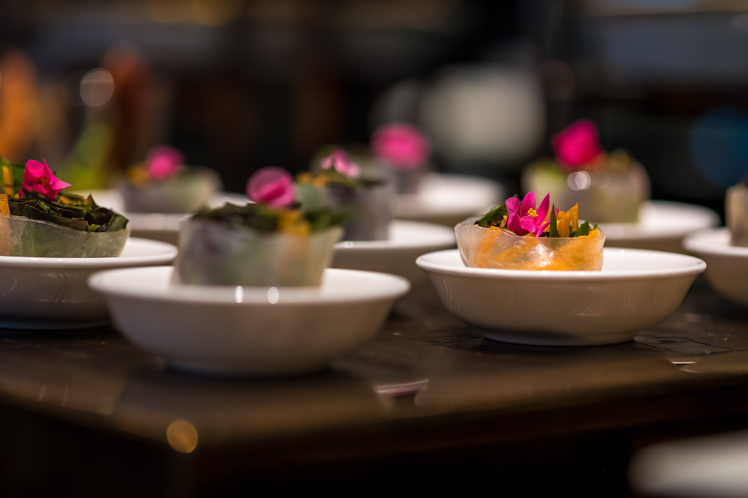 https://hungryformore.be/app/uploads/2024/12/sukhothai-bangkok-buffet-bowls-with-flowers.jpg