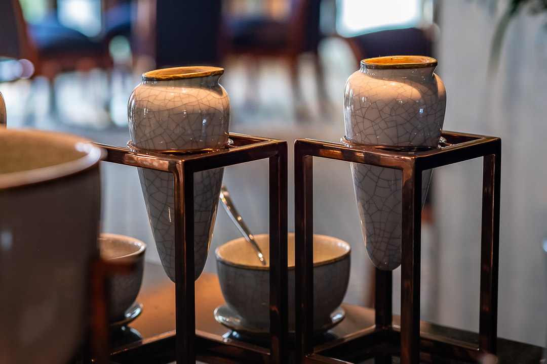 https://hungryformore.be/app/uploads/2024/12/sukhothai-bangkok-buffet-pots-on-stands.jpg