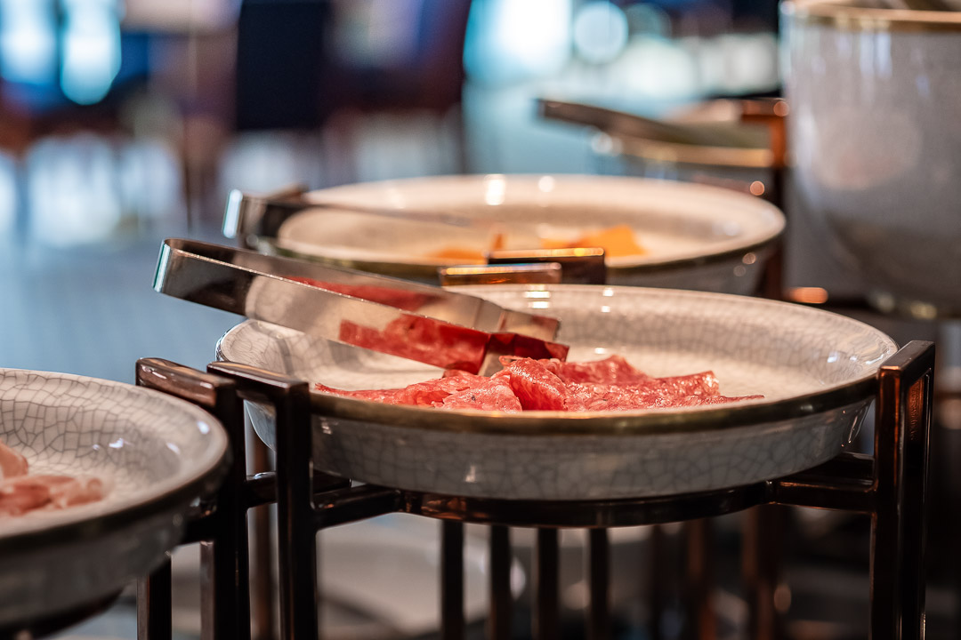 https://hungryformore.be/app/uploads/2024/12/sukhothai-bangkok-buffet-with-cold-cuts.jpg