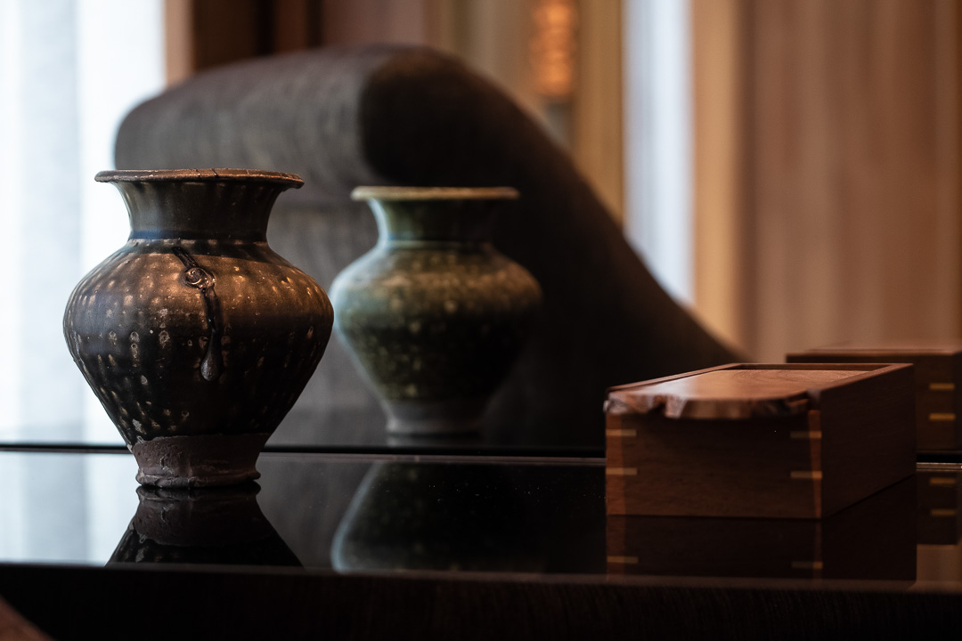 https://hungryformore.be/app/uploads/2024/12/sukhothai-bangkok-ceramic-vases.jpg