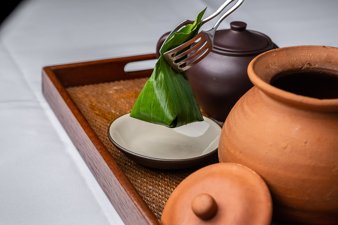 https://hungryformore.be/app/uploads/2024/12/sukhothai-bangkok-clay-pot-and-banana-leaf-parcel.jpg