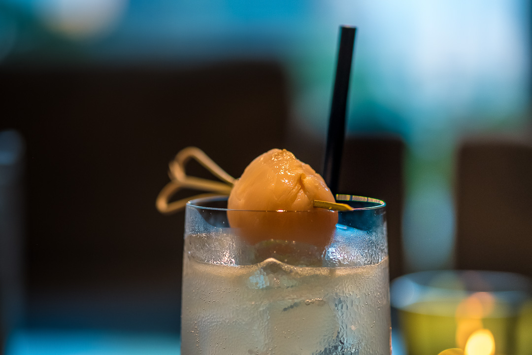 https://hungryformore.be/app/uploads/2024/12/sukhothai-bangkok-cocktail-with-garnish.jpg