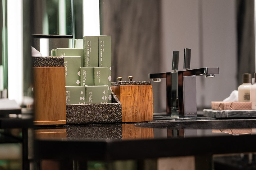 https://hungryformore.be/app/uploads/2024/12/sukhothai-bangkok-desk-with-tea-amenities.jpg