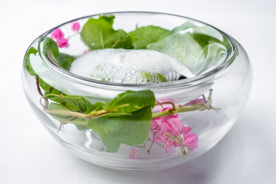 https://hungryformore.be/app/uploads/2024/12/sukhothai-bangkok-dessert-in-a-glass-bowl-with-flowers.jpg