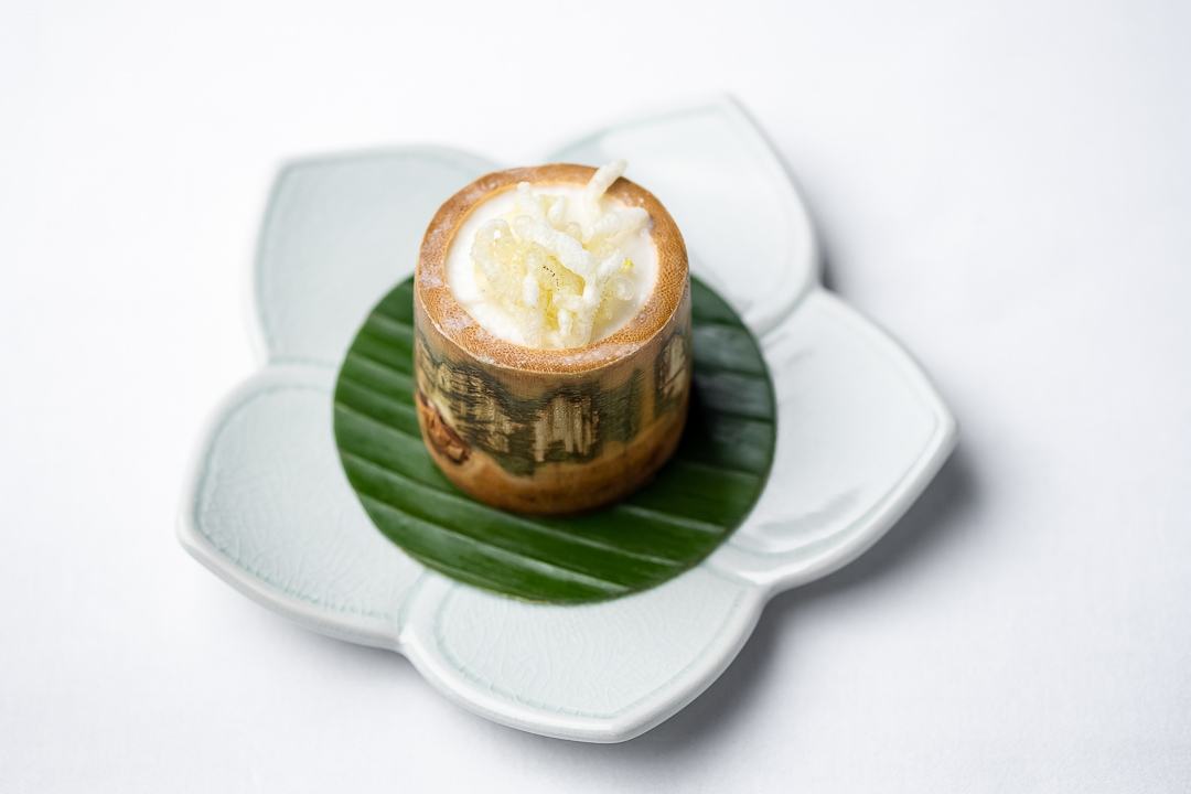 https://hungryformore.be/app/uploads/2024/12/sukhothai-bangkok-dessert-on-a-flower-shaped-plate.jpg