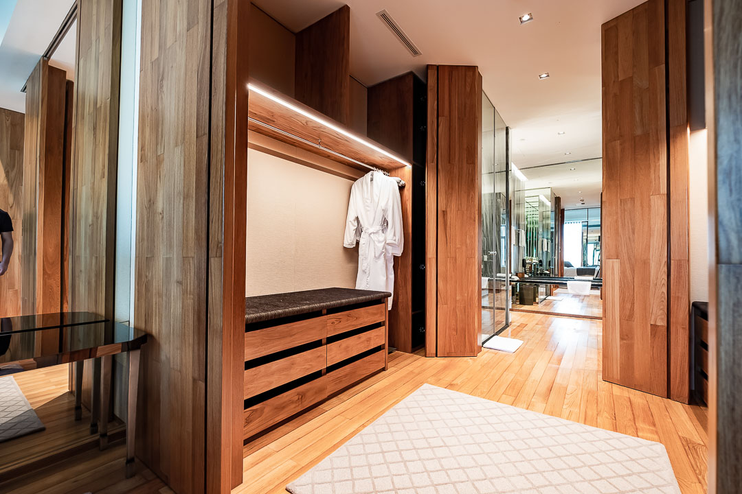 https://hungryformore.be/app/uploads/2024/12/sukhothai-bangkok-dressing-area-with-bathrobe.jpg