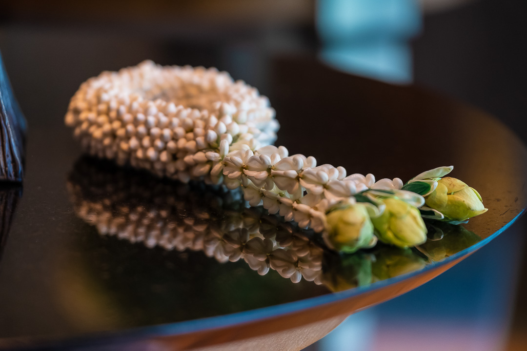 https://hungryformore.be/app/uploads/2024/12/sukhothai-bangkok-flower-garland.jpg