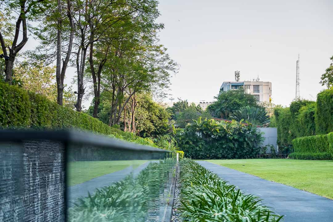 https://hungryformore.be/app/uploads/2024/12/sukhothai-bangkok-garden-with-water-feature.jpg