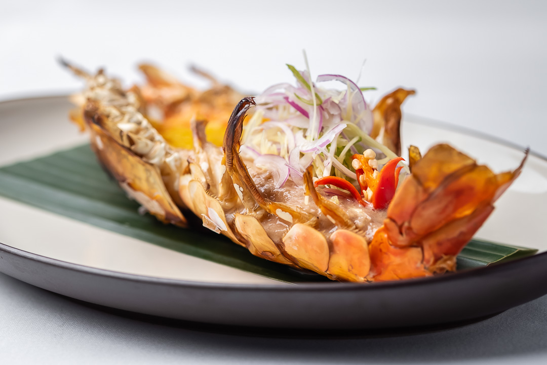 https://hungryformore.be/app/uploads/2024/12/sukhothai-bangkok-grilled-river-prawn.jpg