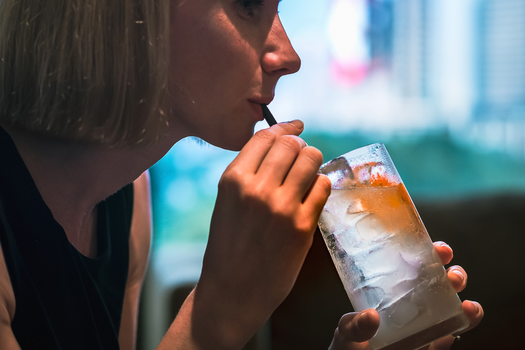 https://hungryformore.be/app/uploads/2024/12/sukhothai-bangkok-guest-drinking-a-cocktail.jpg