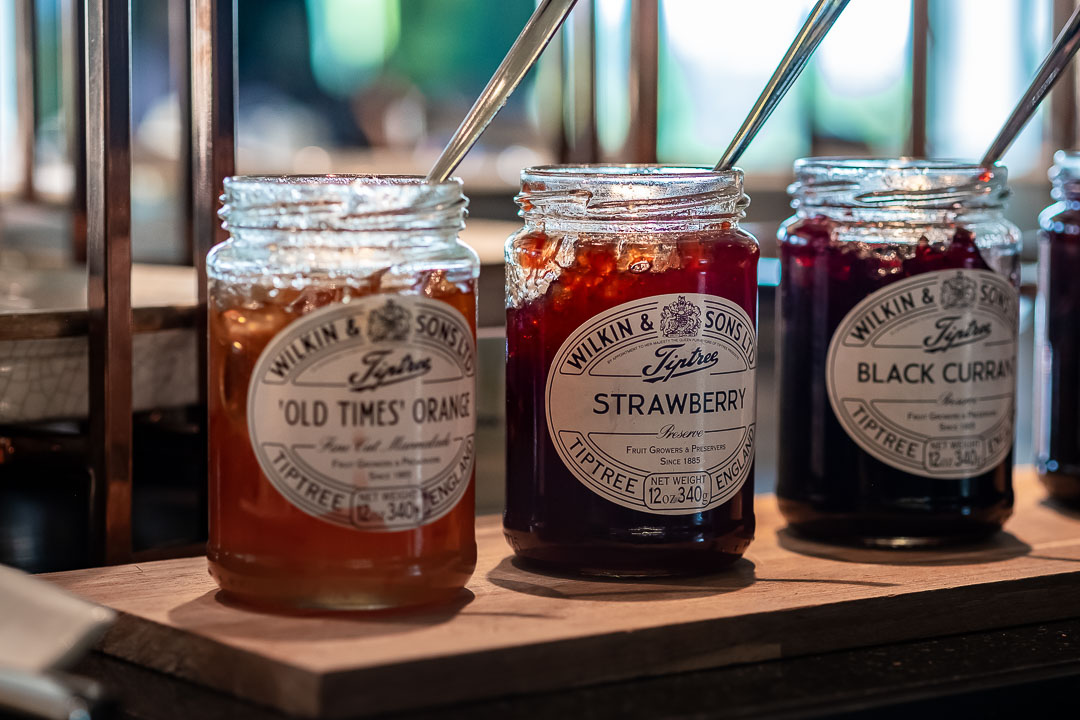 https://hungryformore.be/app/uploads/2024/12/sukhothai-bangkok-jars-of-jam.jpg