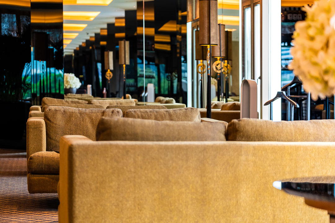 https://hungryformore.be/app/uploads/2024/12/sukhothai-bangkok-lobby-lounge-sofas.jpg
