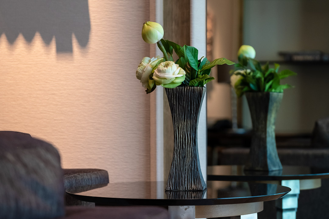 https://hungryformore.be/app/uploads/2024/12/sukhothai-bangkok-lotus-flowers-in-vases.jpg