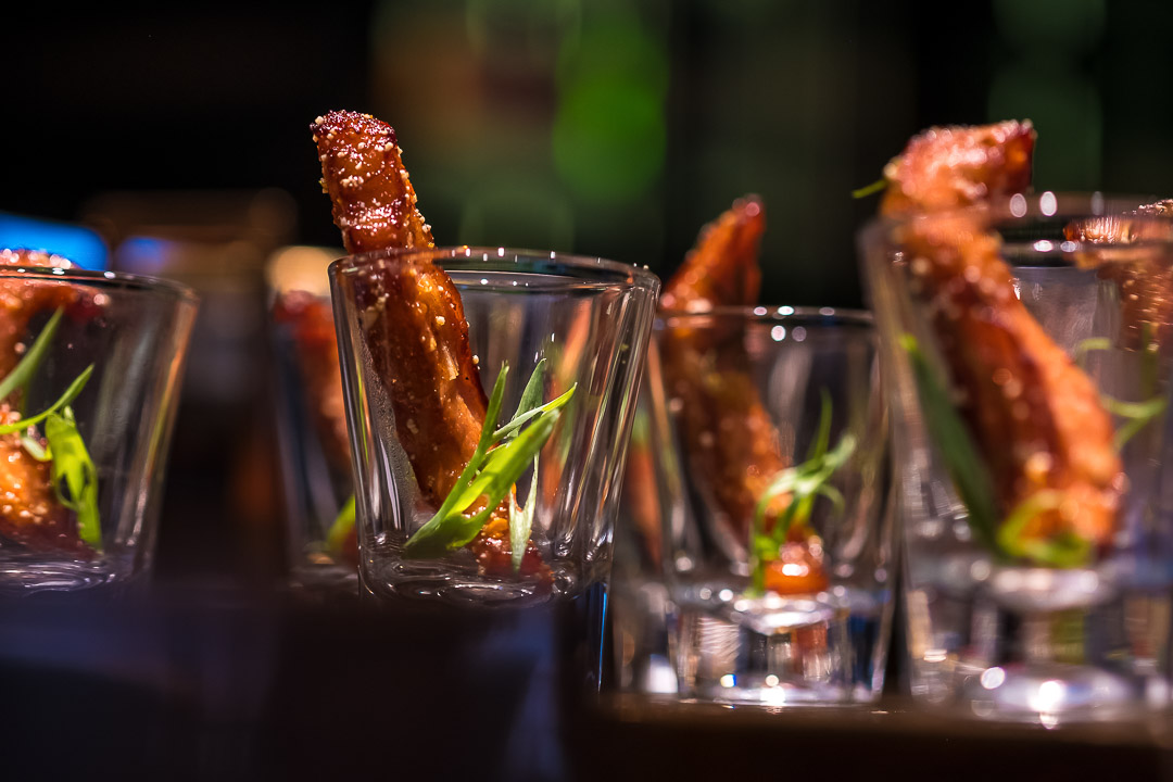 https://hungryformore.be/app/uploads/2024/12/sukhothai-bangkok-prawns-in-glasses.jpg