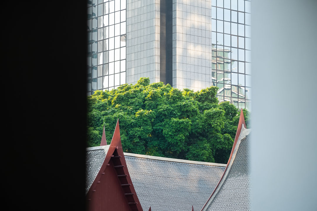 https://hungryformore.be/app/uploads/2024/12/sukhothai-bangkok-roof-detail-with-skyscraper.jpg