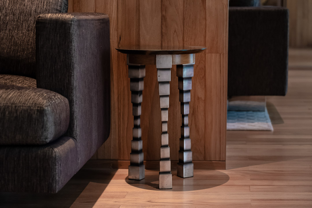 https://hungryformore.be/app/uploads/2024/12/sukhothai-bangkok-side-table-and-armchair.jpg