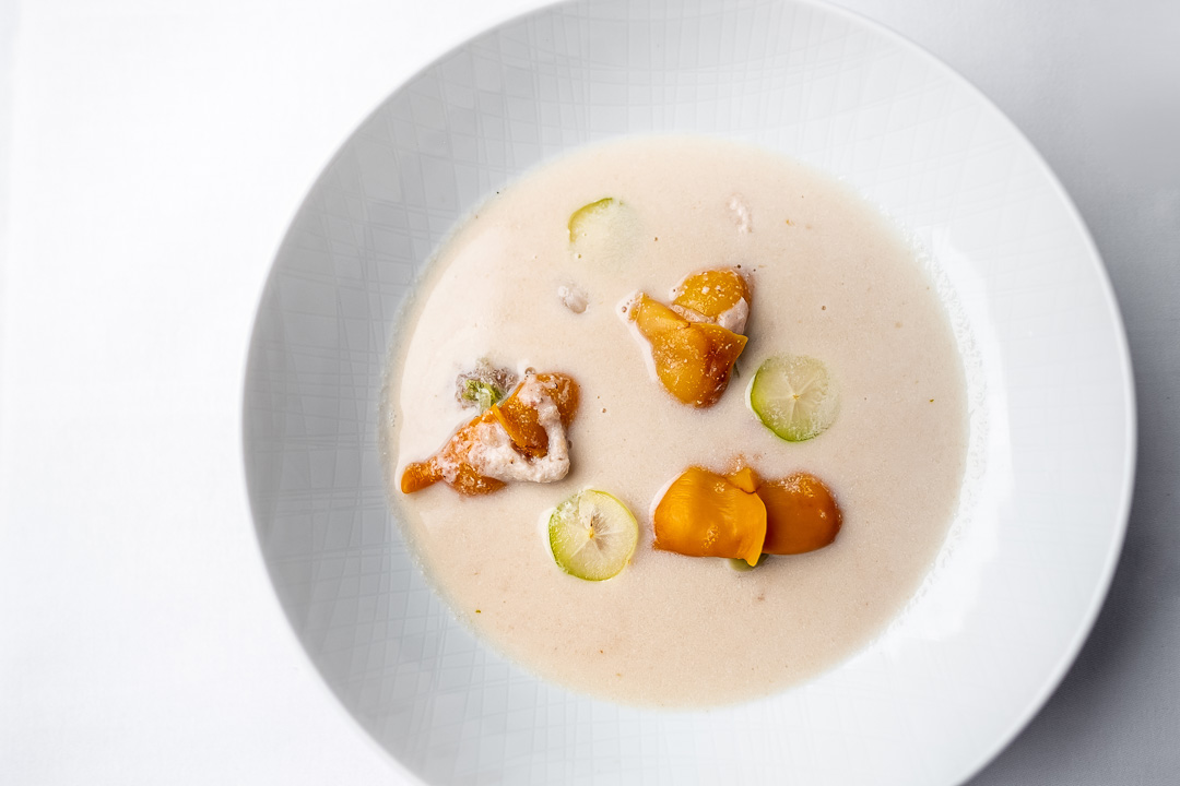 https://hungryformore.be/app/uploads/2024/12/sukhothai-bangkok-soup-dish.jpg