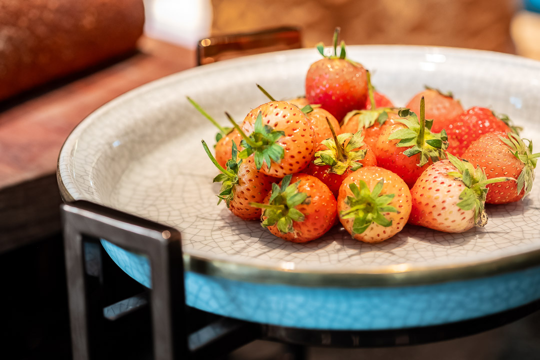 https://hungryformore.be/app/uploads/2024/12/sukhothai-bangkok-strawberries-on-a-plate.jpg
