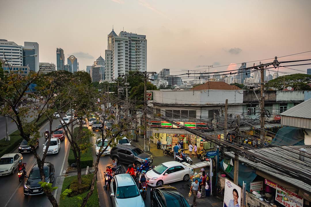 https://hungryformore.be/app/uploads/2024/12/sukhothai-bangkok-street-view-with-traffic.jpg