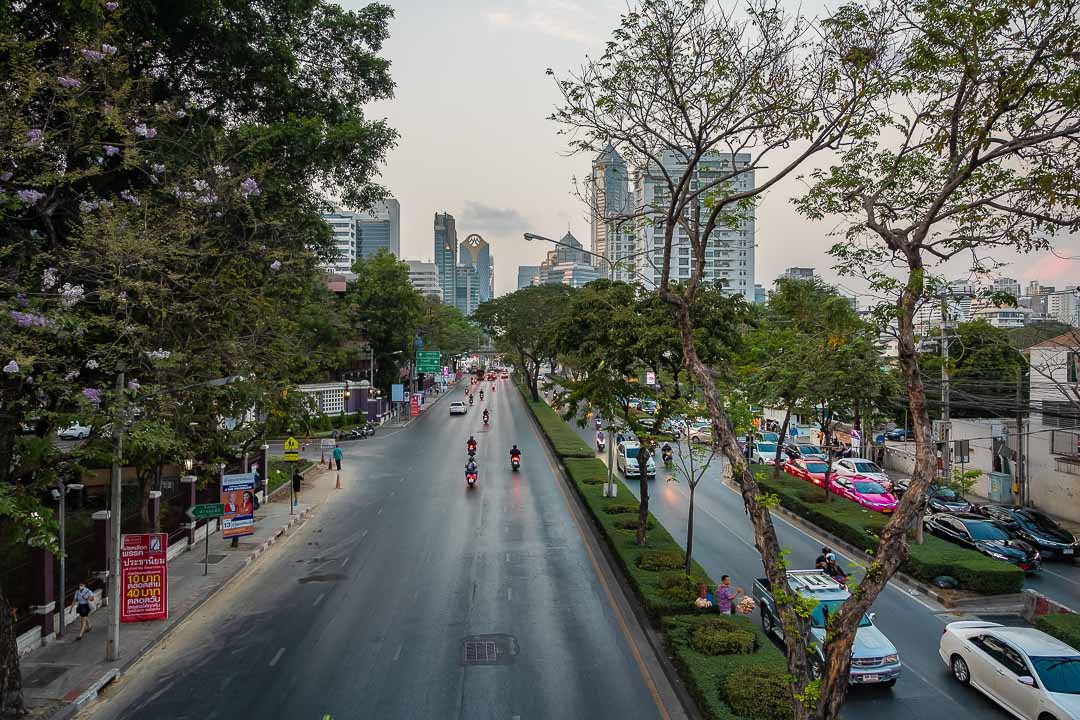 https://hungryformore.be/app/uploads/2024/12/sukhothai-bangkok-street-view.jpg