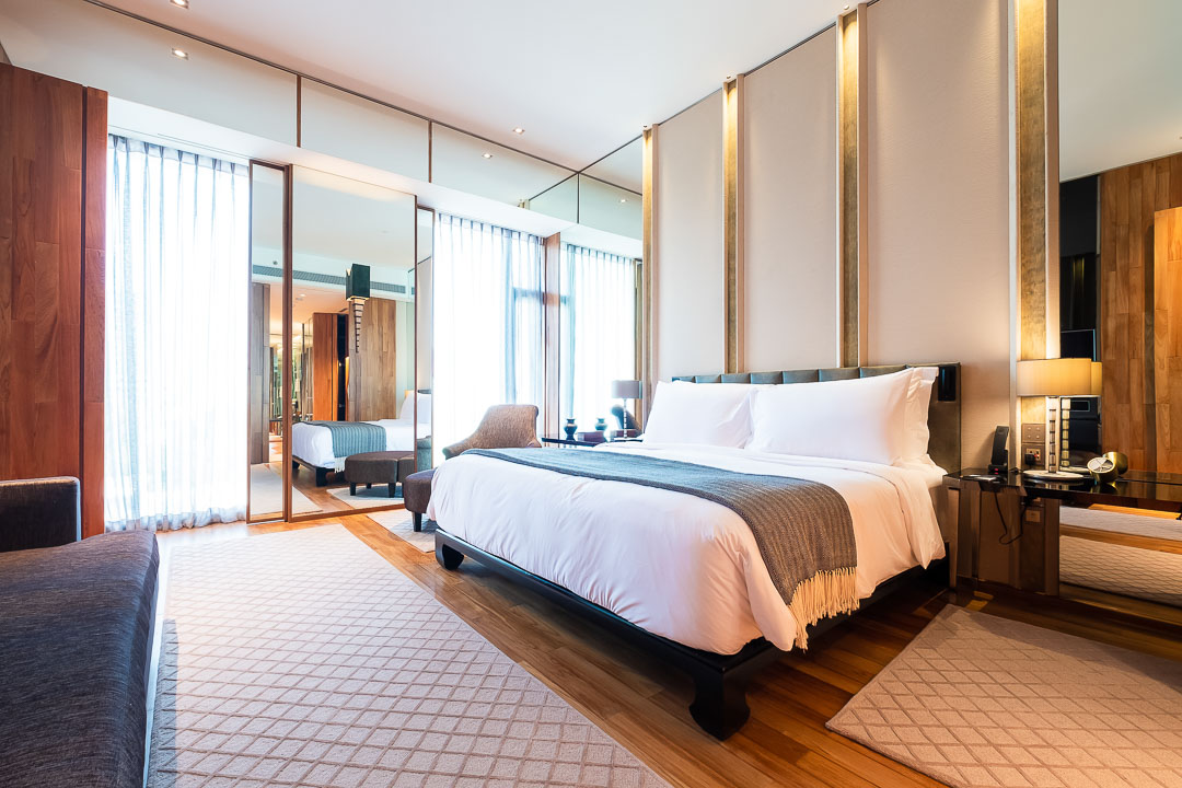 https://hungryformore.be/app/uploads/2024/12/sukhothai-bangkok-suite-bedroom.jpg