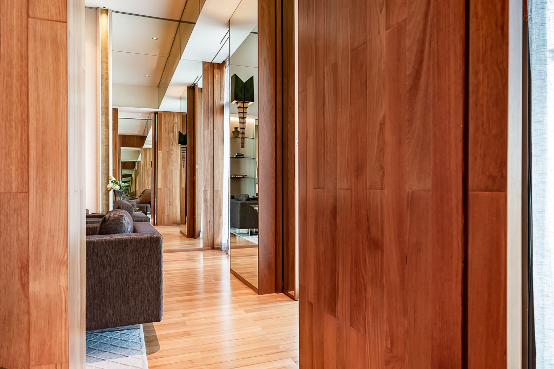 https://hungryformore.be/app/uploads/2024/12/sukhothai-bangkok-suite-corridor-with-wooden-panels.jpg