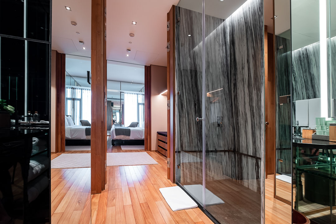https://hungryformore.be/app/uploads/2024/12/sukhothai-bangkok-suite-interior-with-wooden-columns.jpg